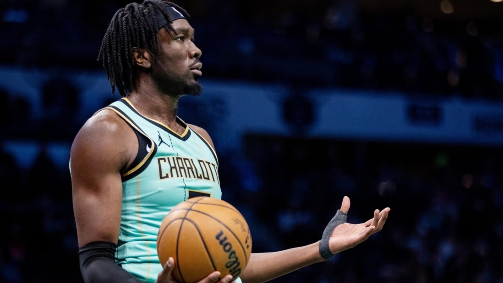 Reports: Lakers acquire C Mark Williams from Hornets