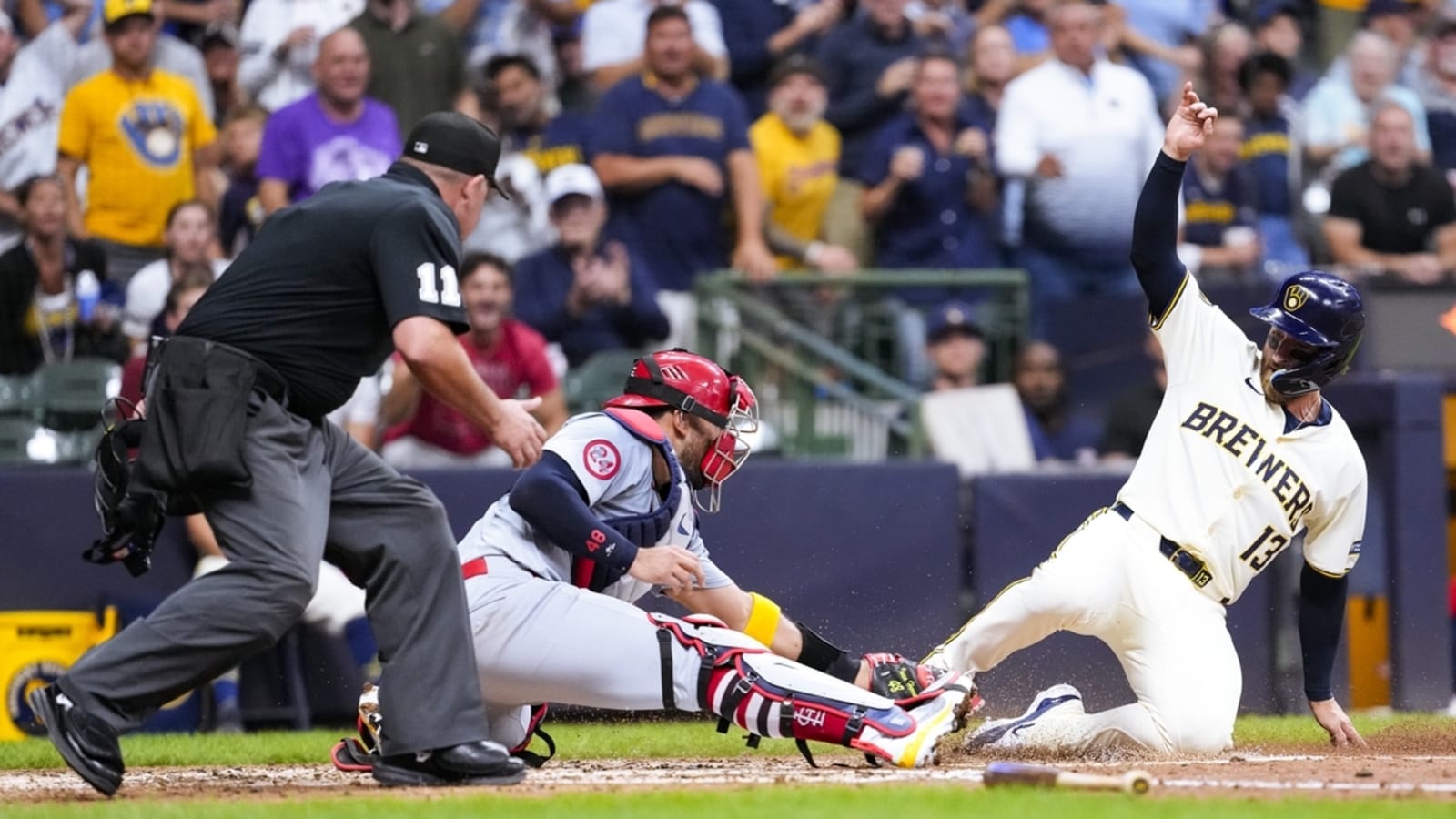 Luken Baker&#39;s 10th-inning hit lifts Cards over Brewers