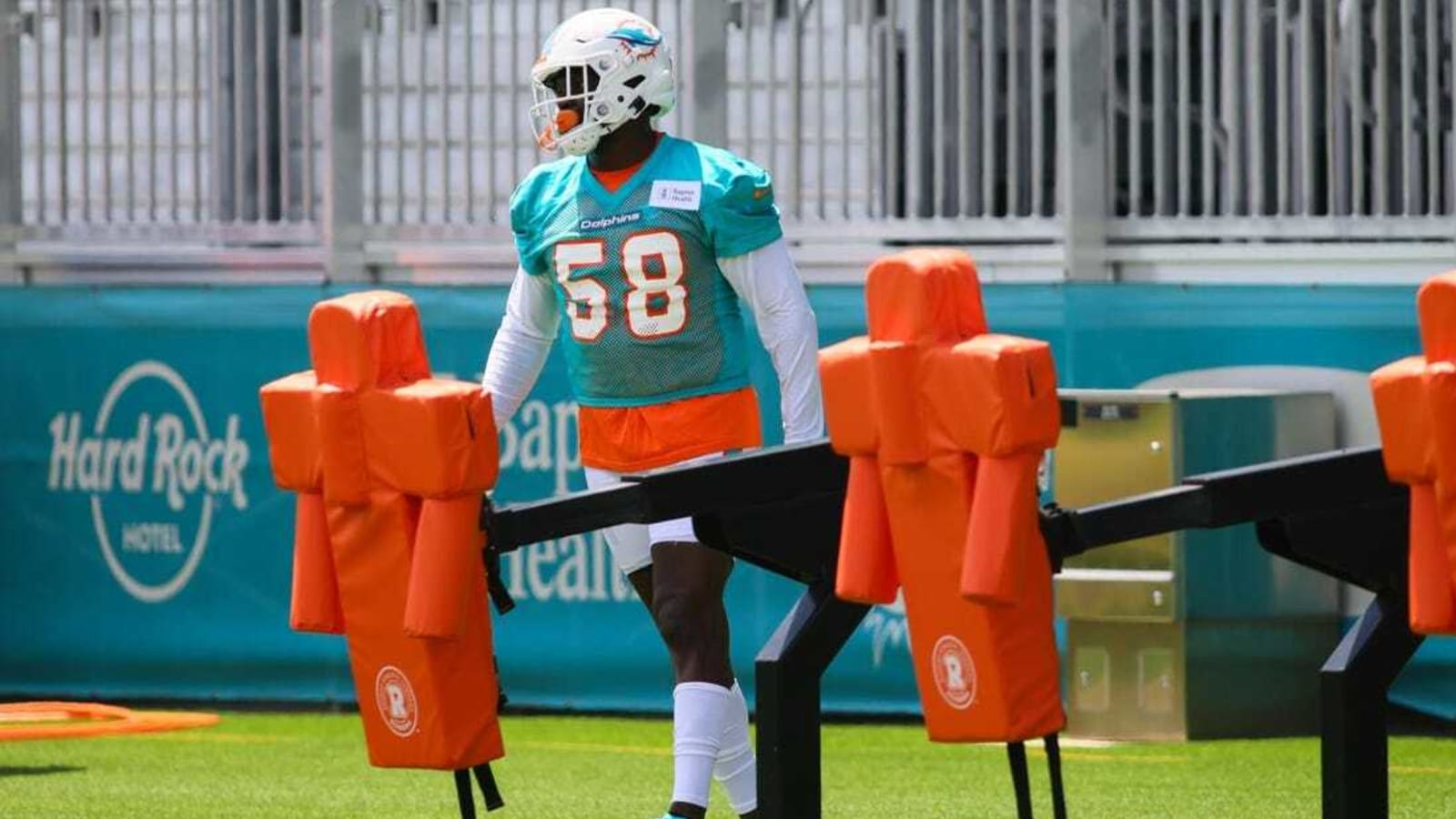 Shaquil Barrett to retire, had signed with Dolphins
