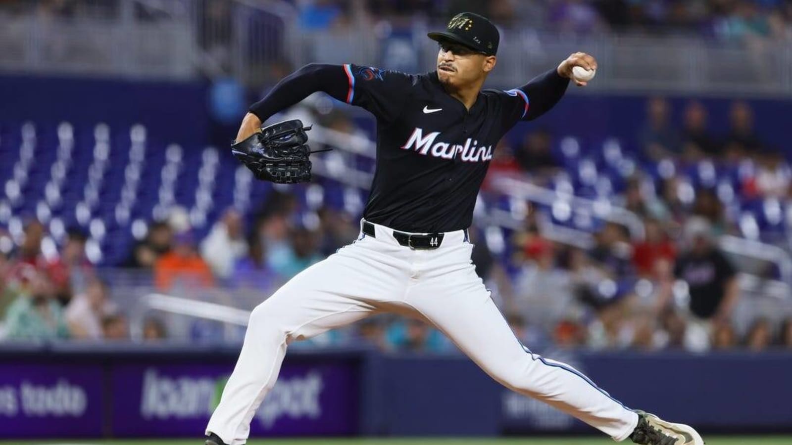 Marlins earn third straight shutout, top Mets 8-0