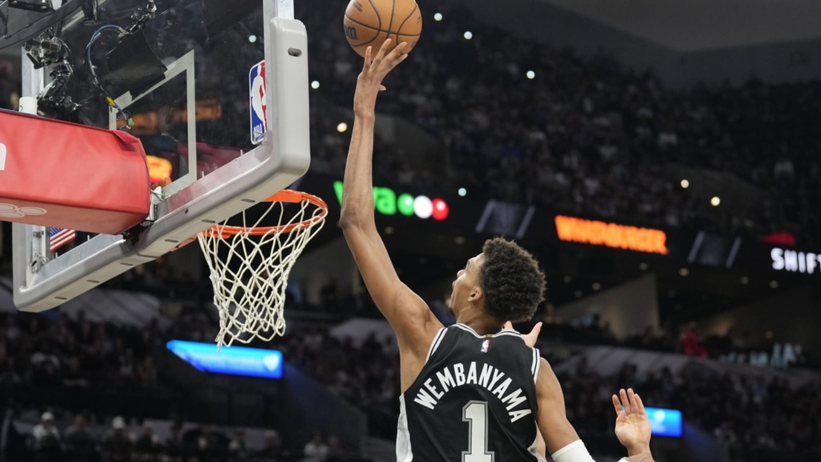 Victor Wembanyama, Spurs take on red-hot Thunder