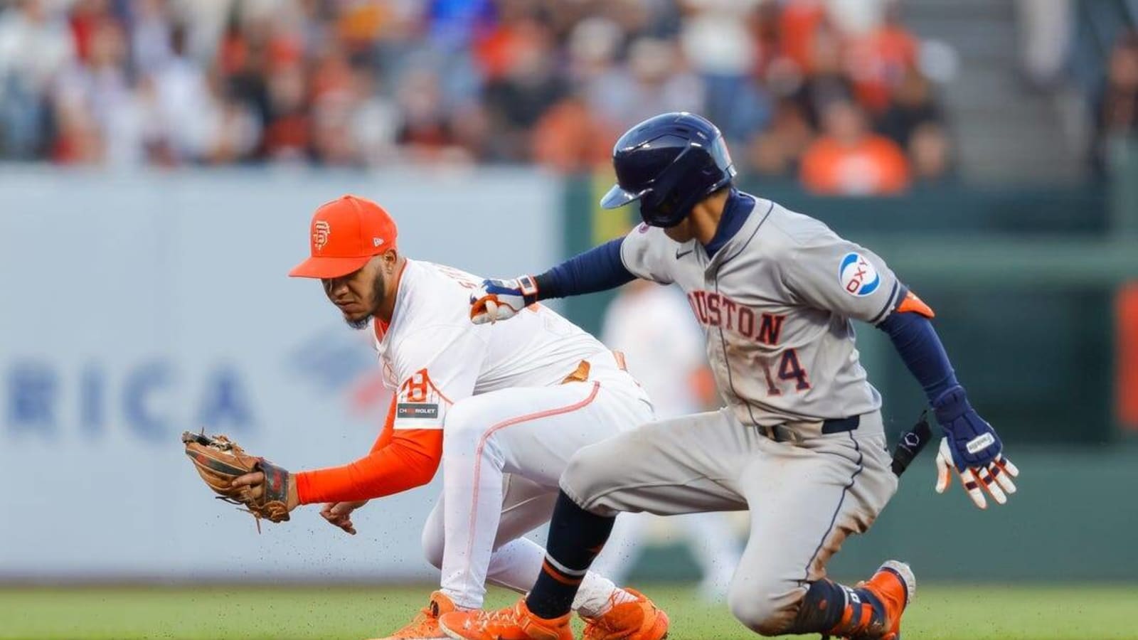 Costly error helps Astros knock off Giants