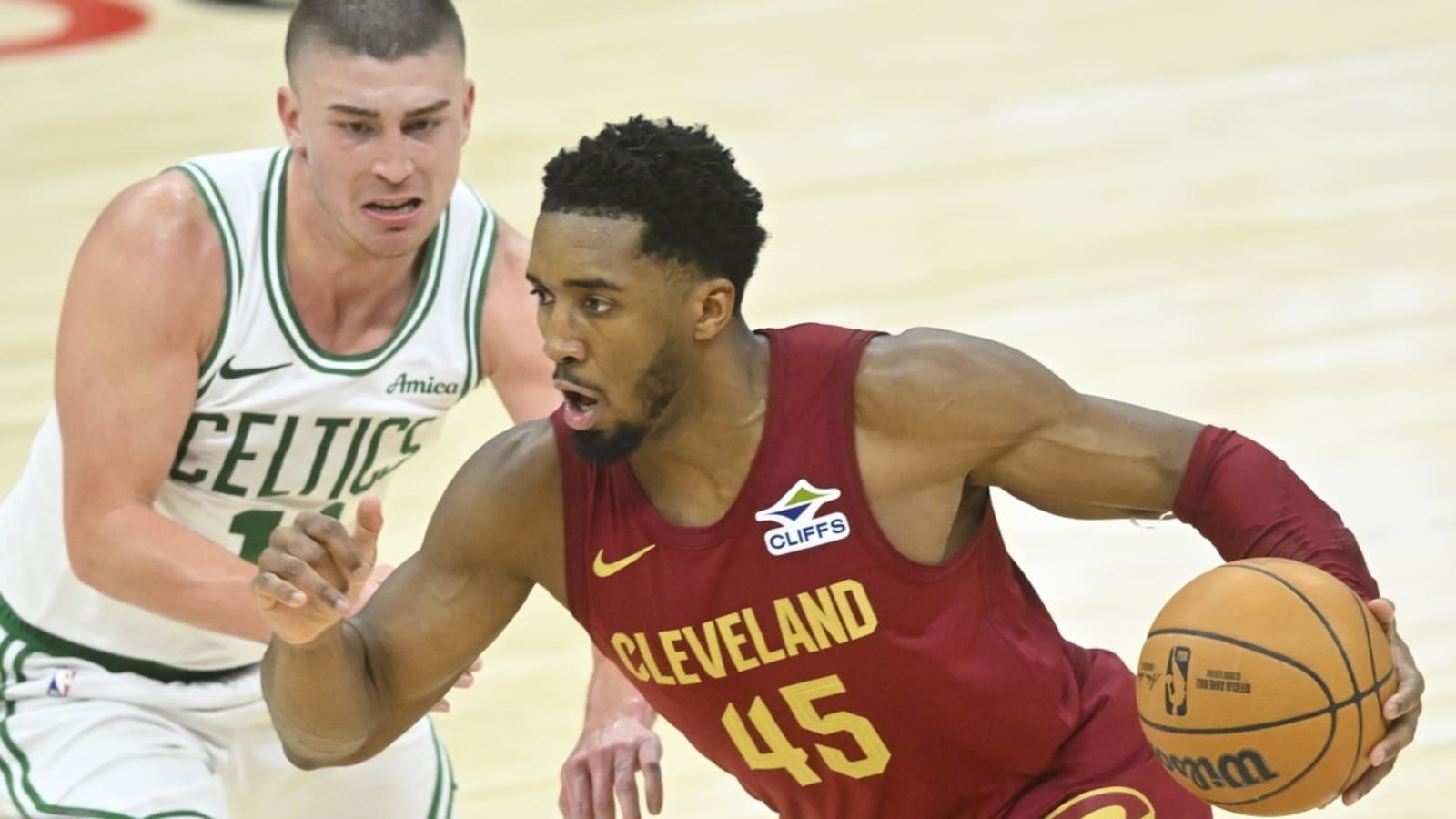 Donovan Mitchell&#39;s late surge propels Cavs past Celtics