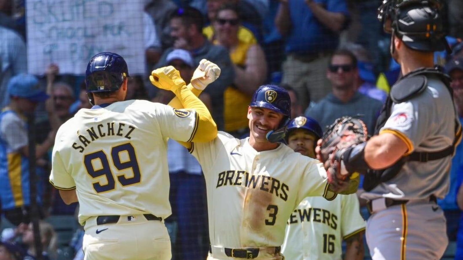 Brewers crush five HRs in 10-2 rout of Pirates