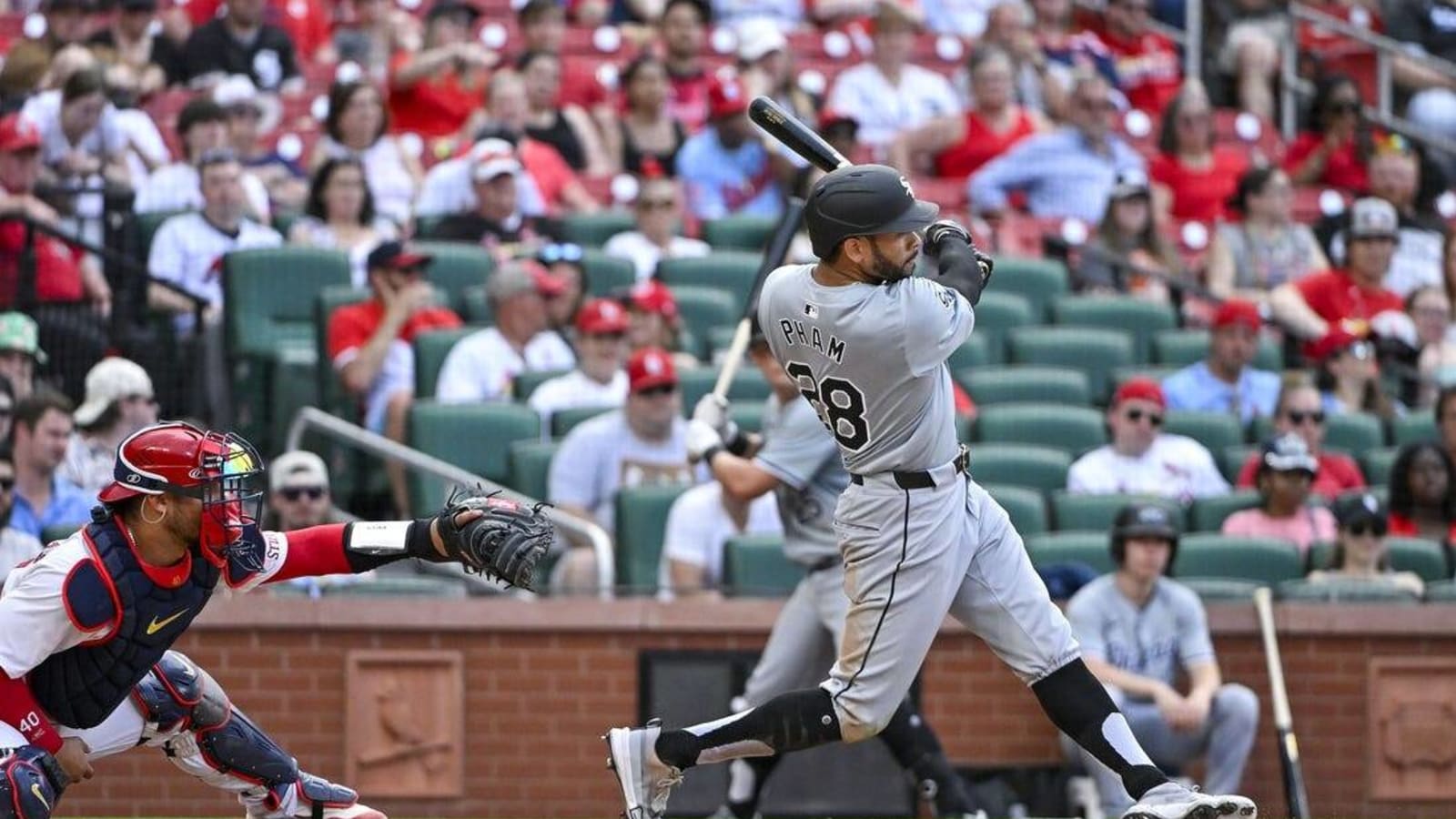 White Sox hang on to trim Cards after 3-hour delay in 10th