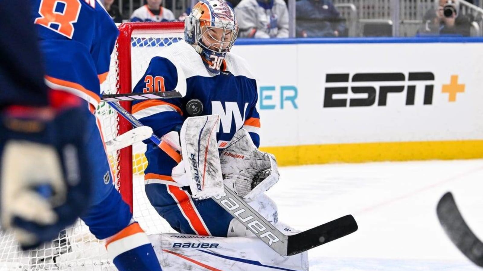 Surging Islanders square off with skidding Sharks