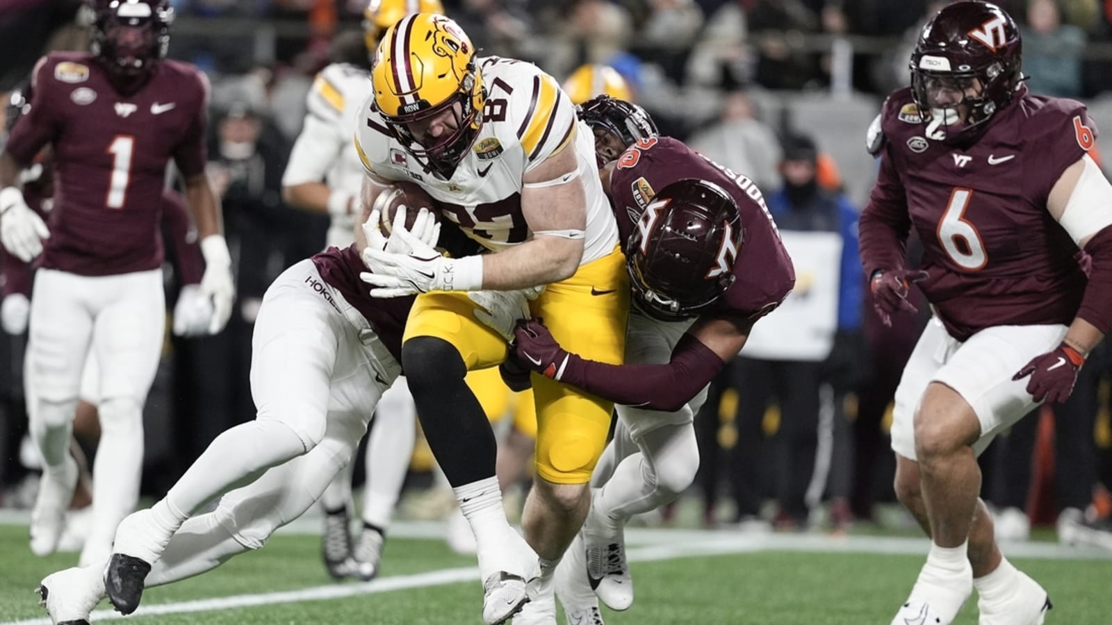 Minnesota&#39;s defense dominates Virginia Tech in Mayo Bowl