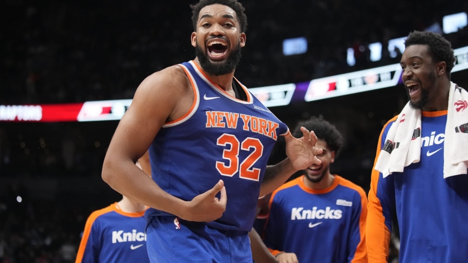 Karl-Anthony Towns takes over late, Knicks top Raptors