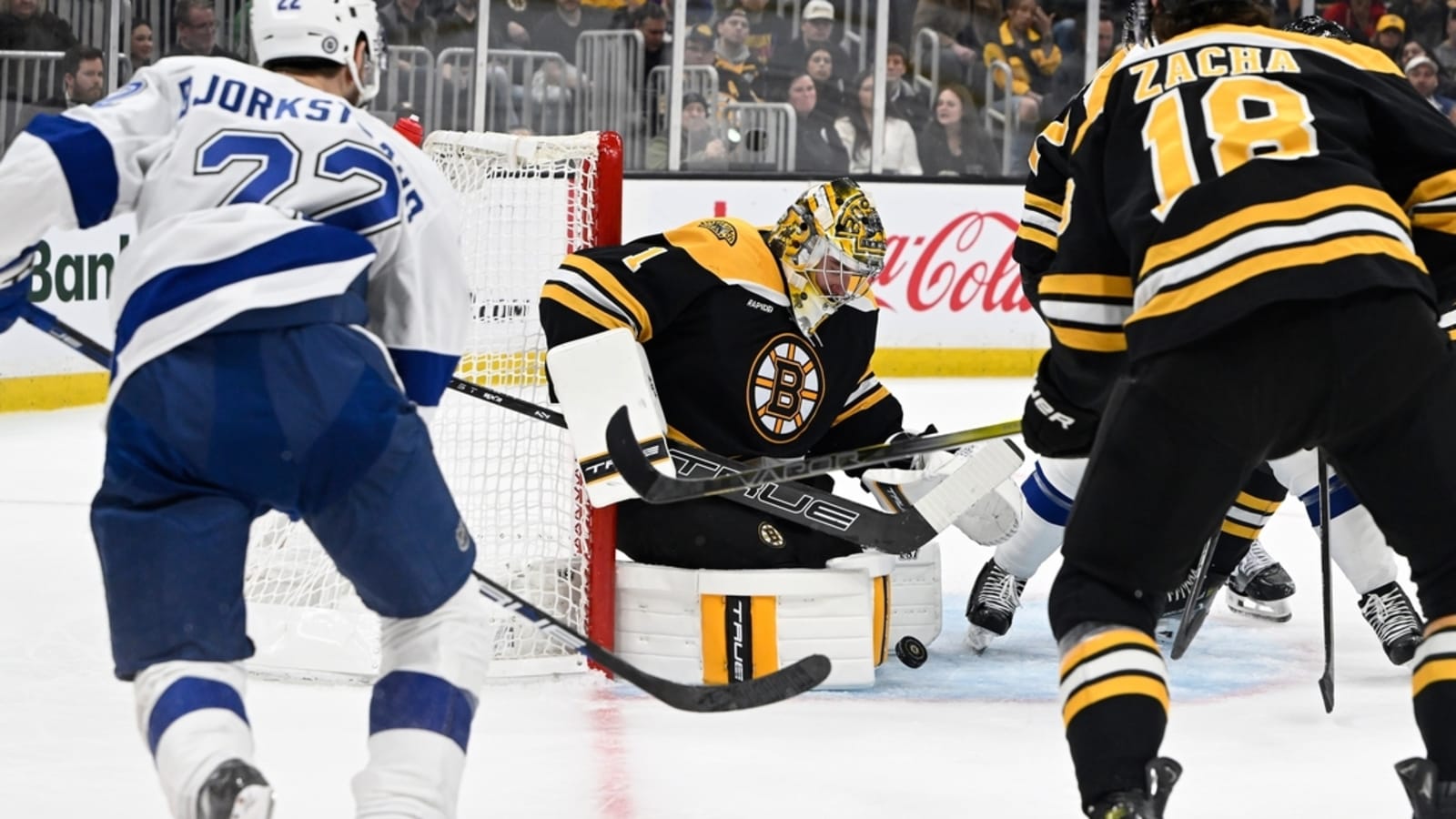 Anthony Cirelli helps Lightning cruise past Bruins