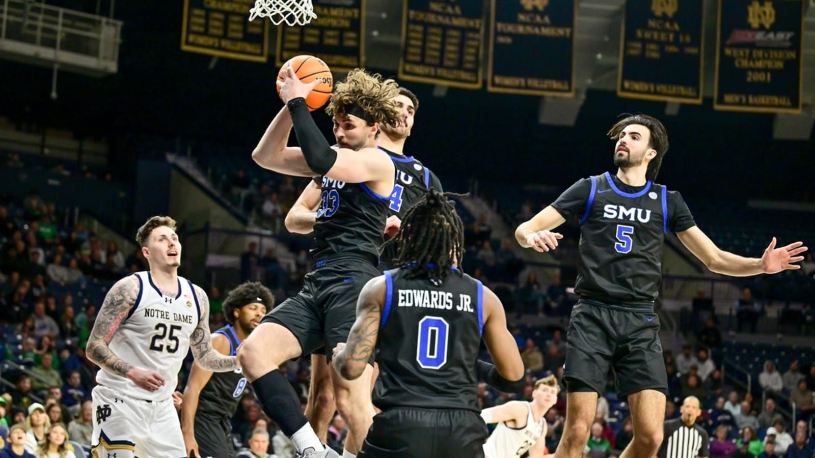 Oquendo&#39;s 25 points help SMU steamroll Notre Dame
