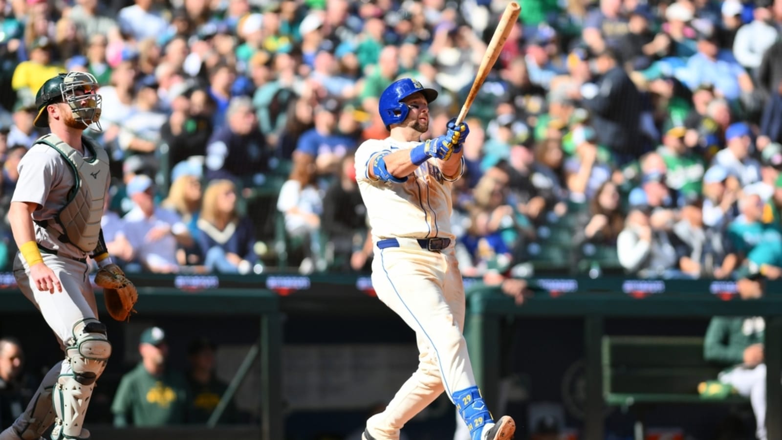Mariners end season with 3-game sweep vs. A&#39;s