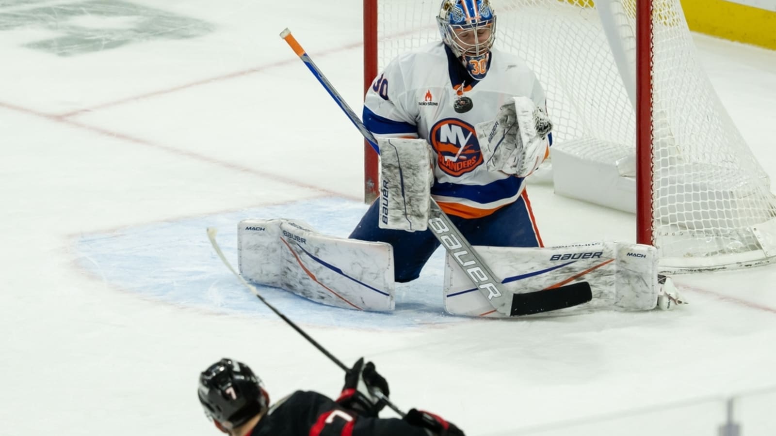 Blackhawks, Islanders aim to take pressure off goalies