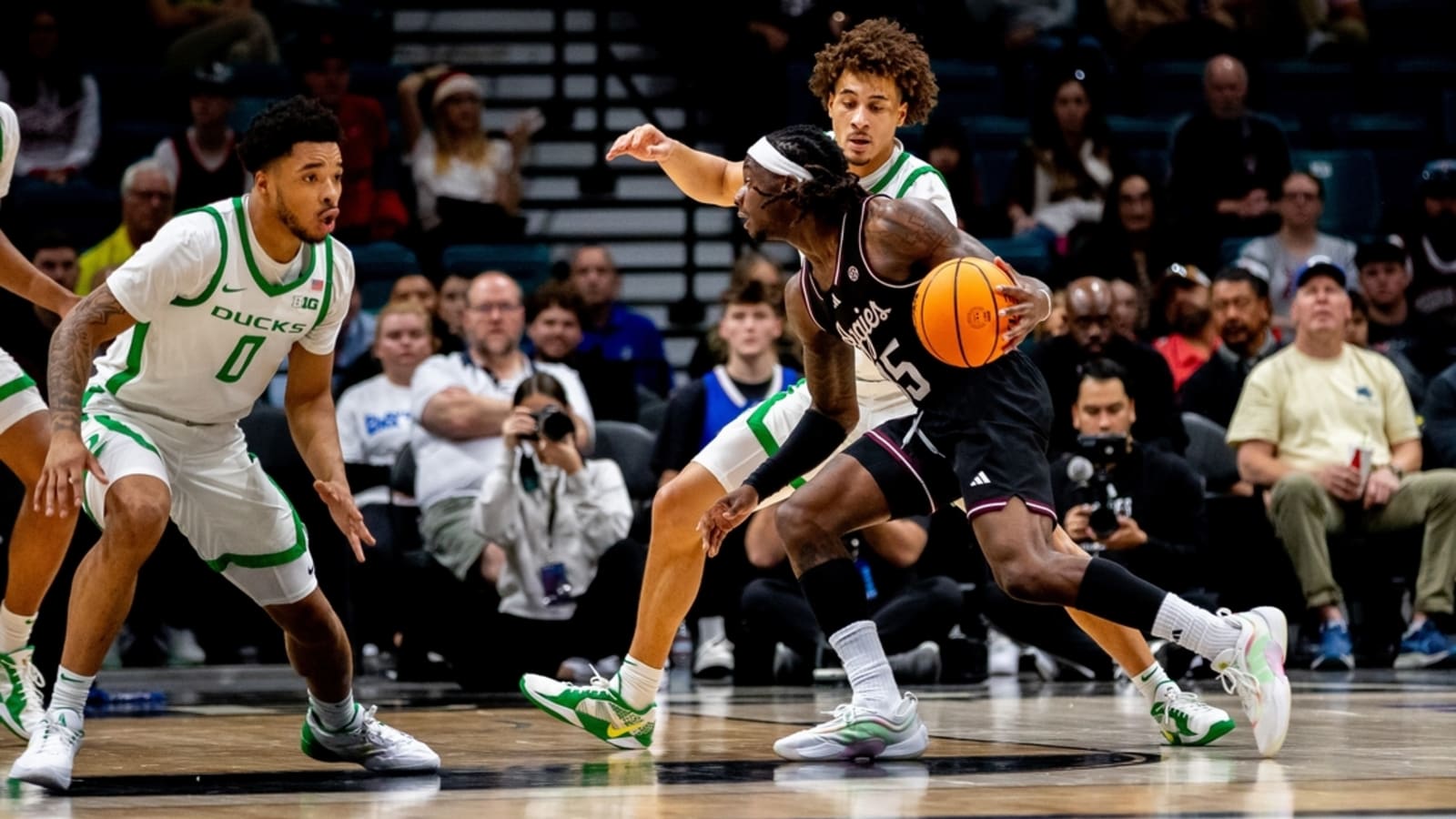 Oregon closes on 10-0 run to upset No. 20 Texas A&M
