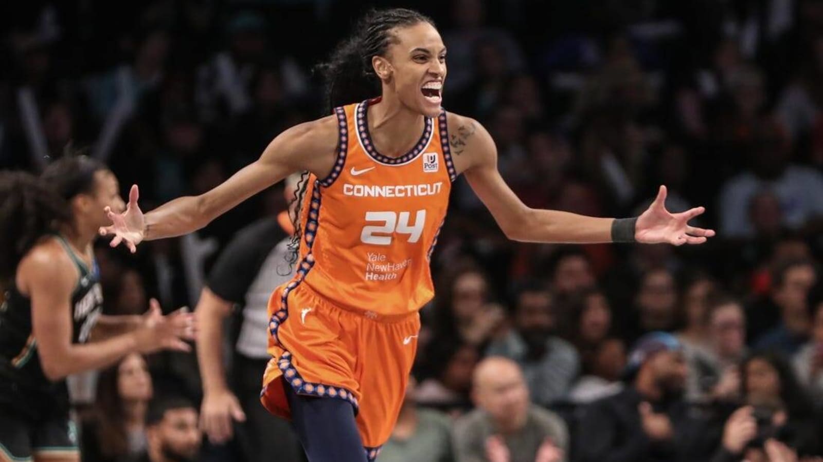 Veteran F DeWanna Bonner re-signs with Sun