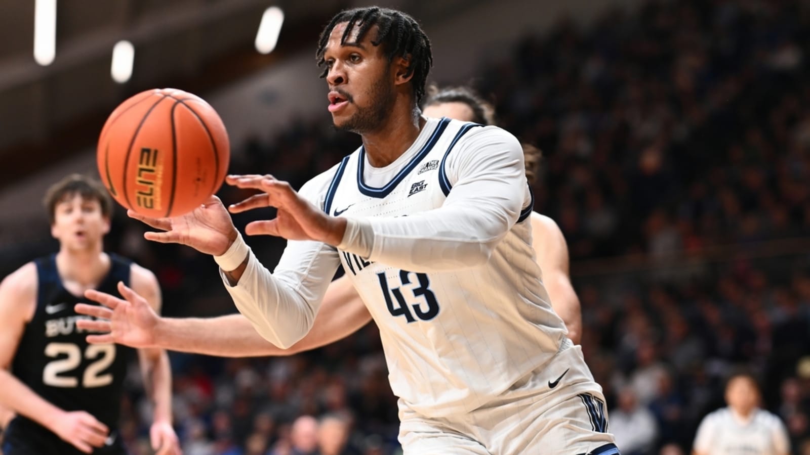 Eric Dixon scores 34 as Villanova gets past Butler