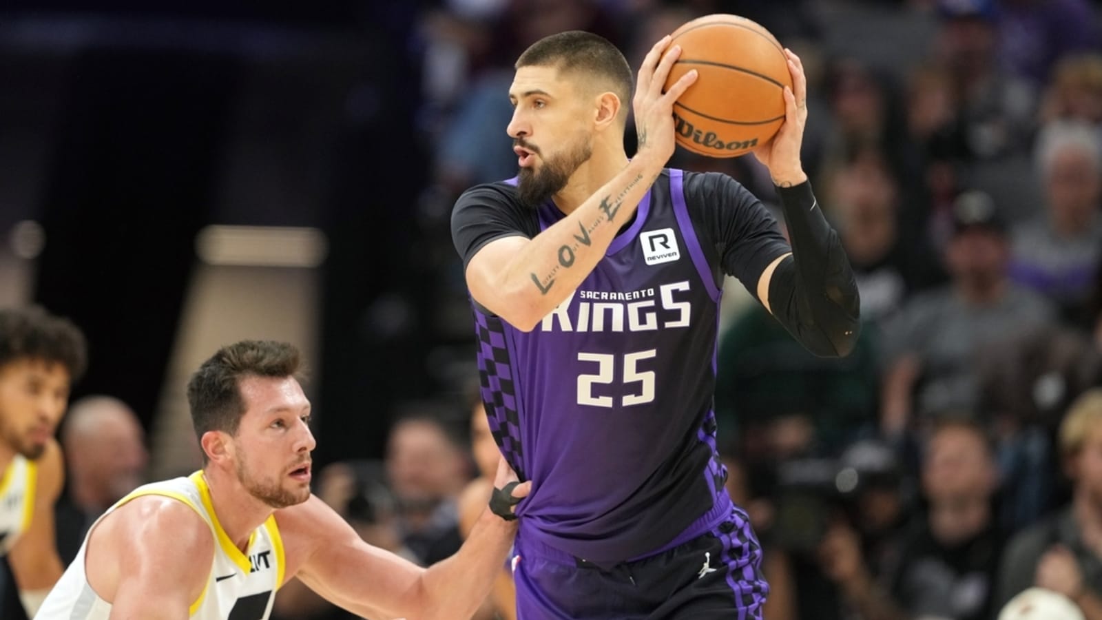 Lakers sign Alex Len to address center void