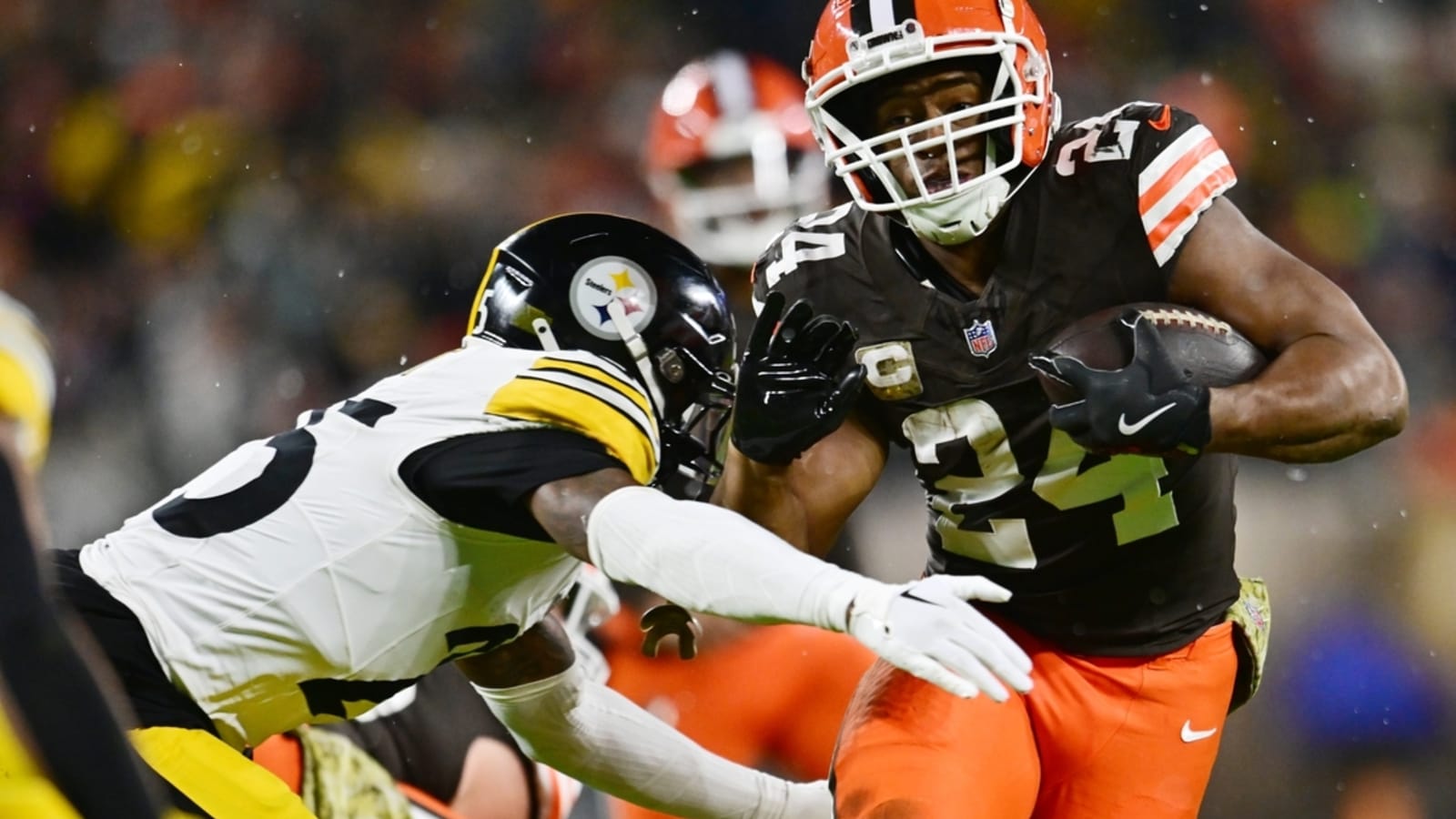 Nick Chubb runs for 2 TDs to help Browns rally past Steelers