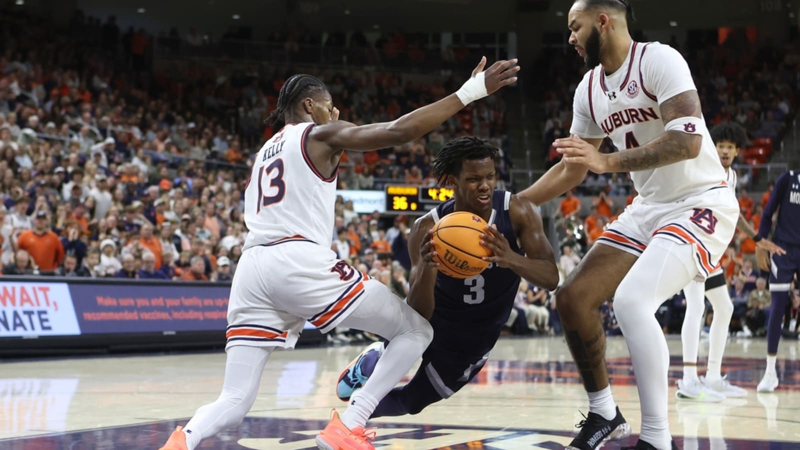 No. 2 Auburn uses 18-0 run to end first half, pull away from Monmouth