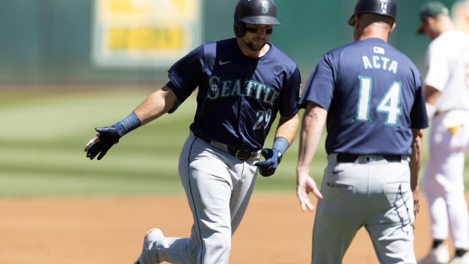 Mariners mash 3 HRs, split series vs. A&#39;s