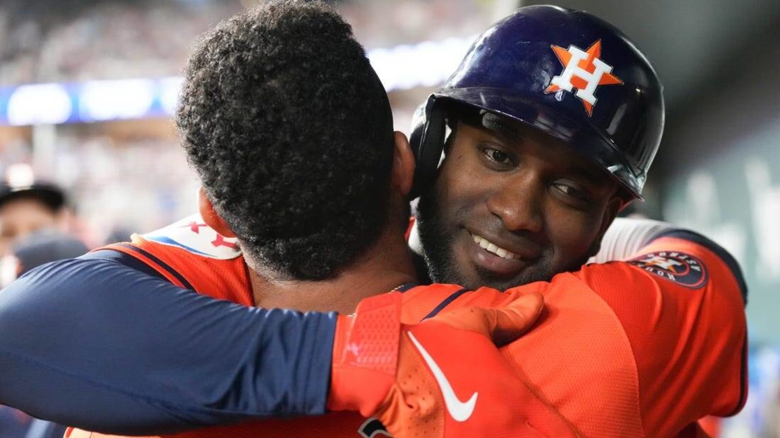 Astros, Yordan Alvarez outslug Rangers