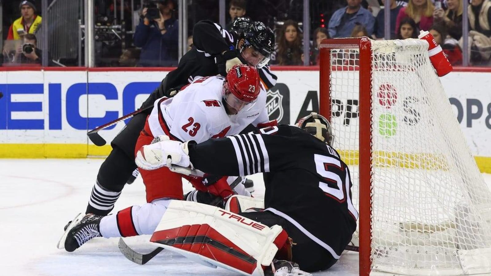 Hurricanes stop Devils in push for division lead