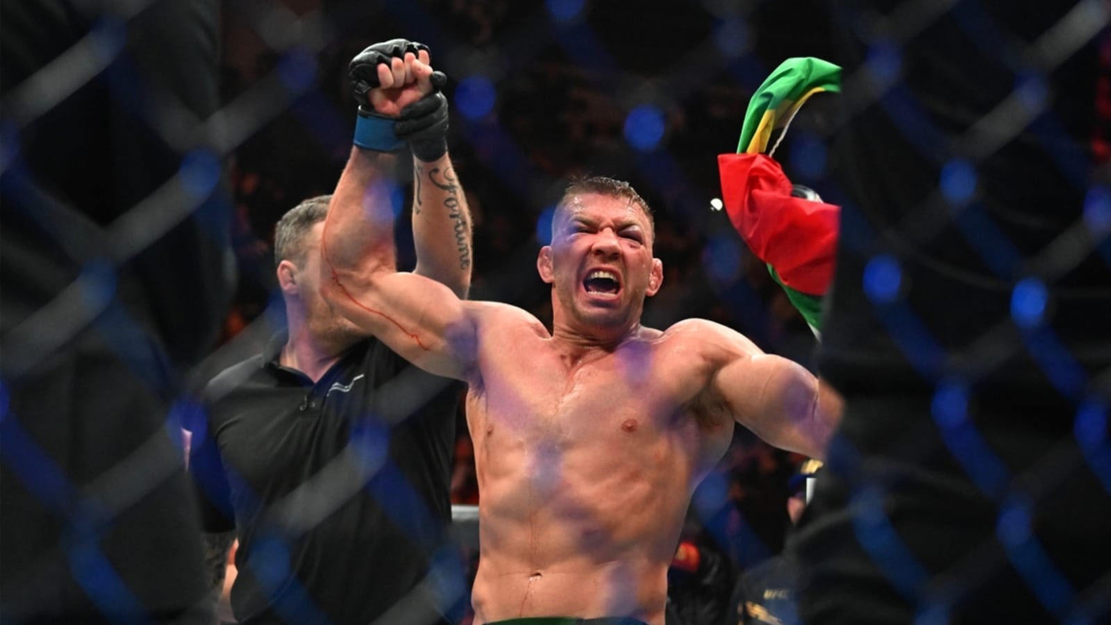 Dricus Du Plessis to defend title vs. Khamzat Chimaev at UFC 319