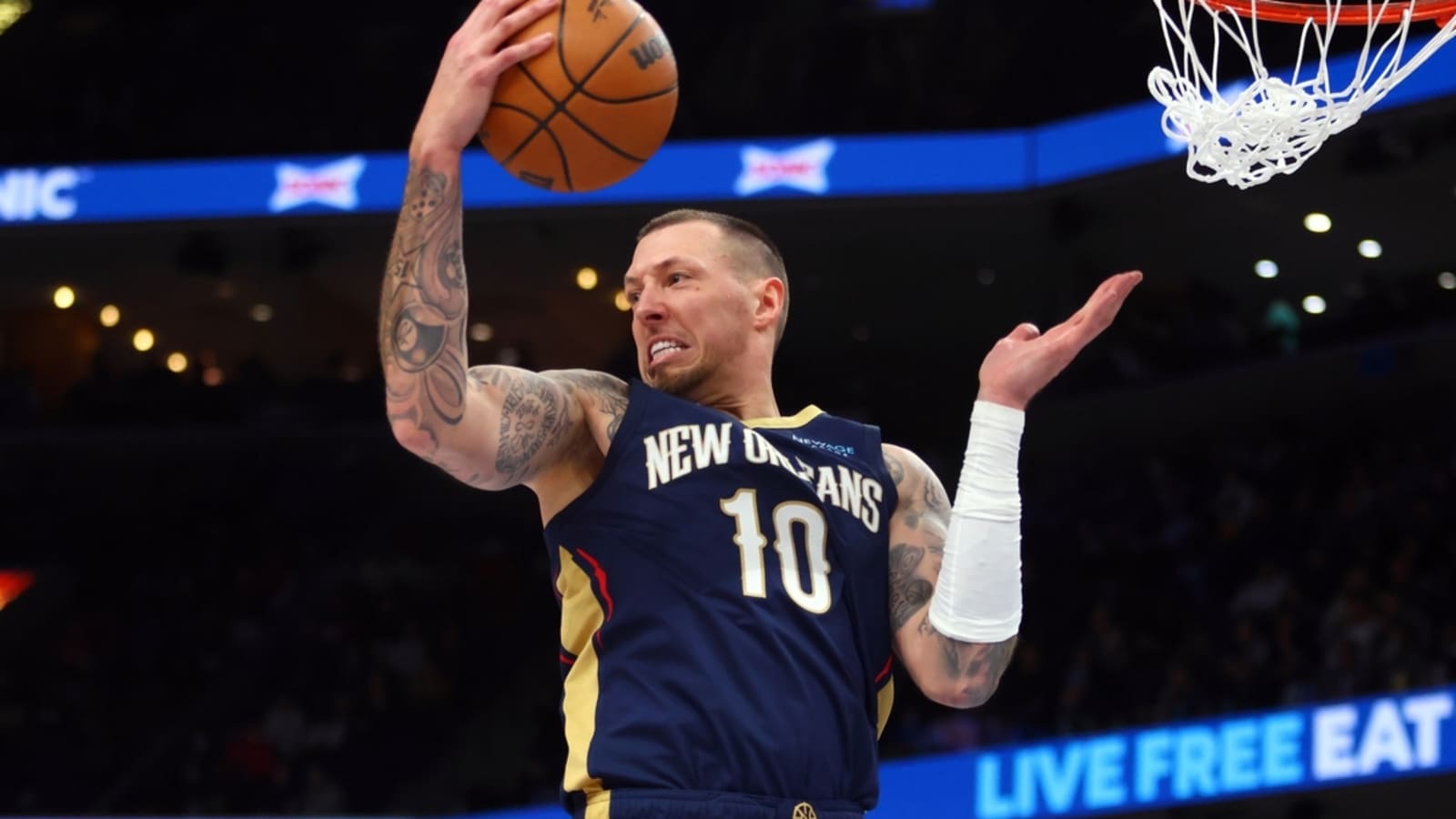 Pelicans trading C Daniel Theis to OKC
