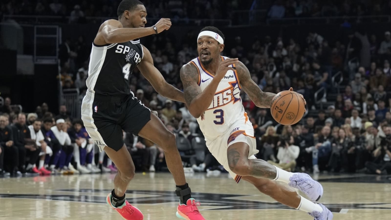 De’Aaron Fox rallies Spurs past Suns