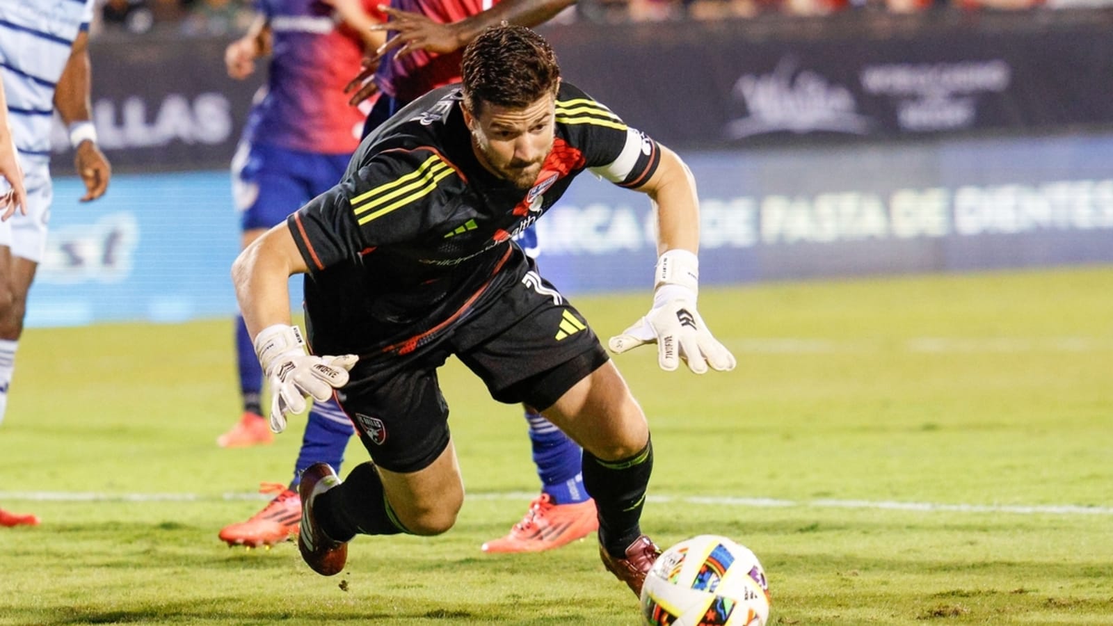Dynamo sign GK Jimmy Maurer to two-year deal
