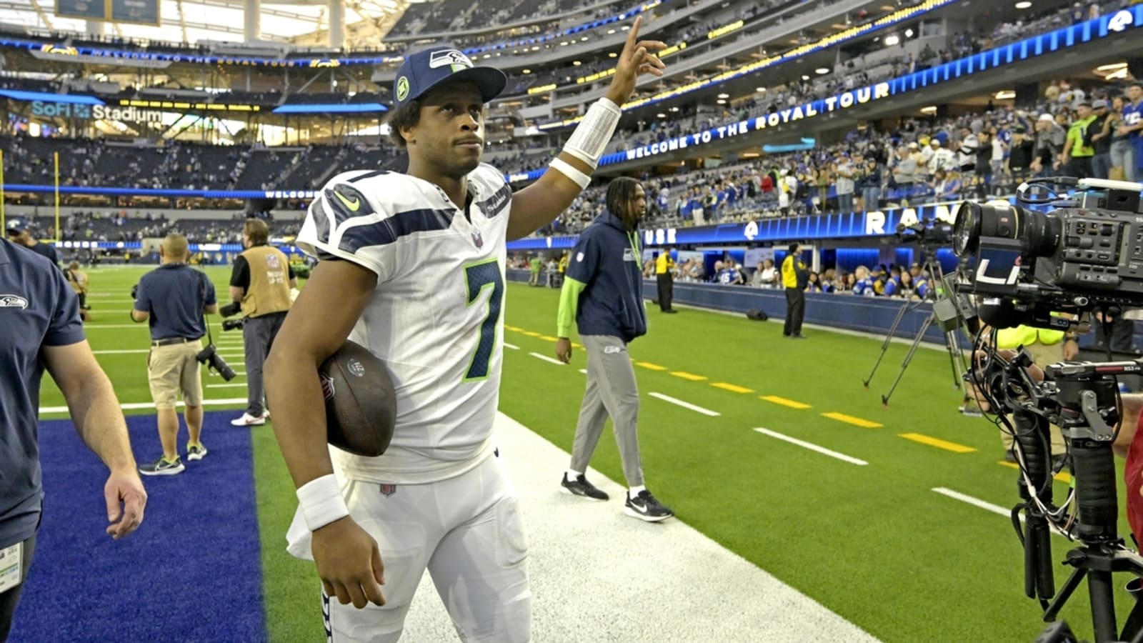 Reports: Seahawks trade QB Geno Smith to Raiders