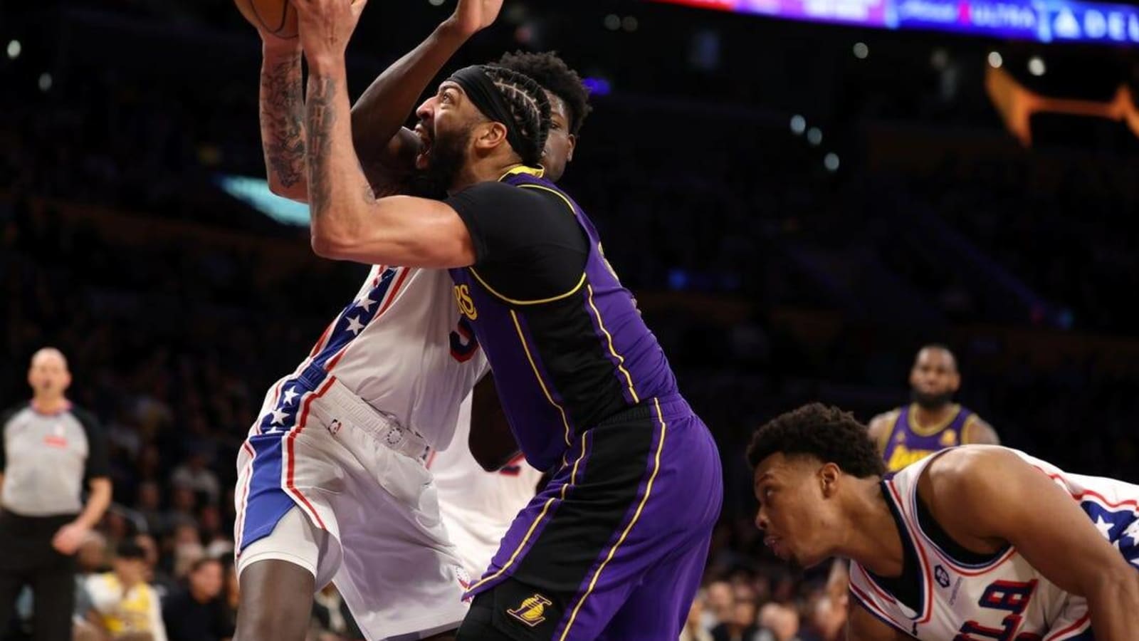 NBA roundup: Anthony Davis&#39; big night lifts Lakers over 76ers