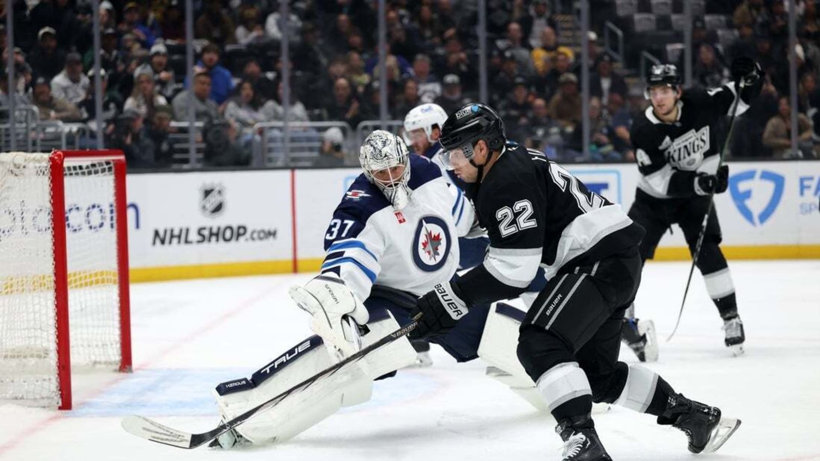Kings finish season sweep of Jets
