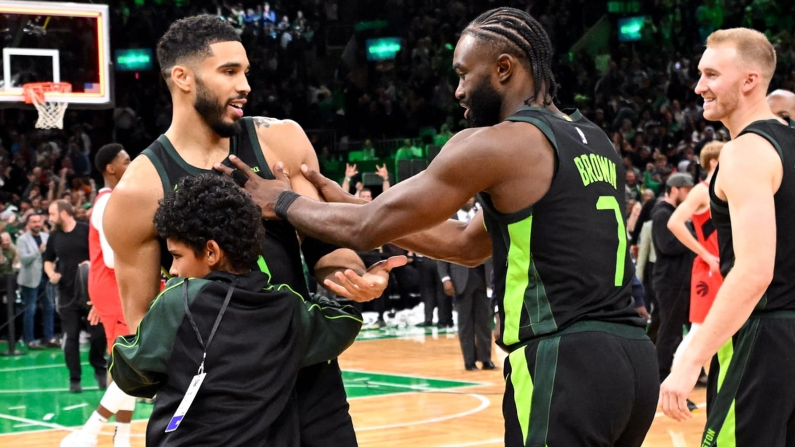 Jayson Tatum buzzer-beater lifts Celtics over Raptors