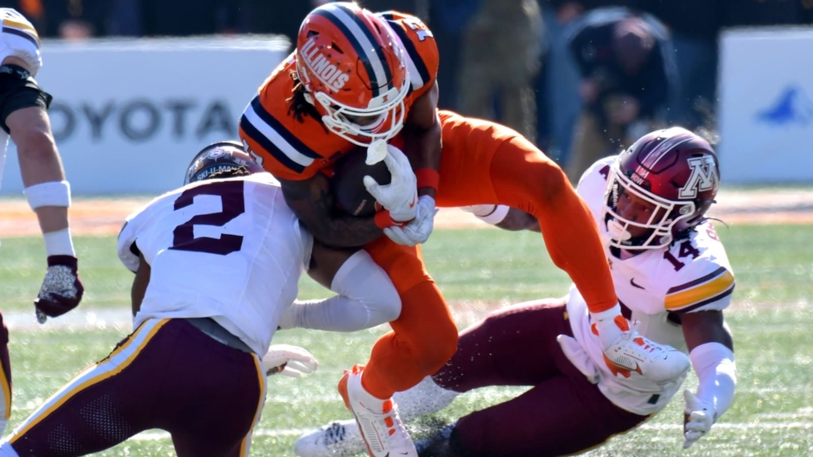 Minnesota upsets No. 24 Illinois on late TD