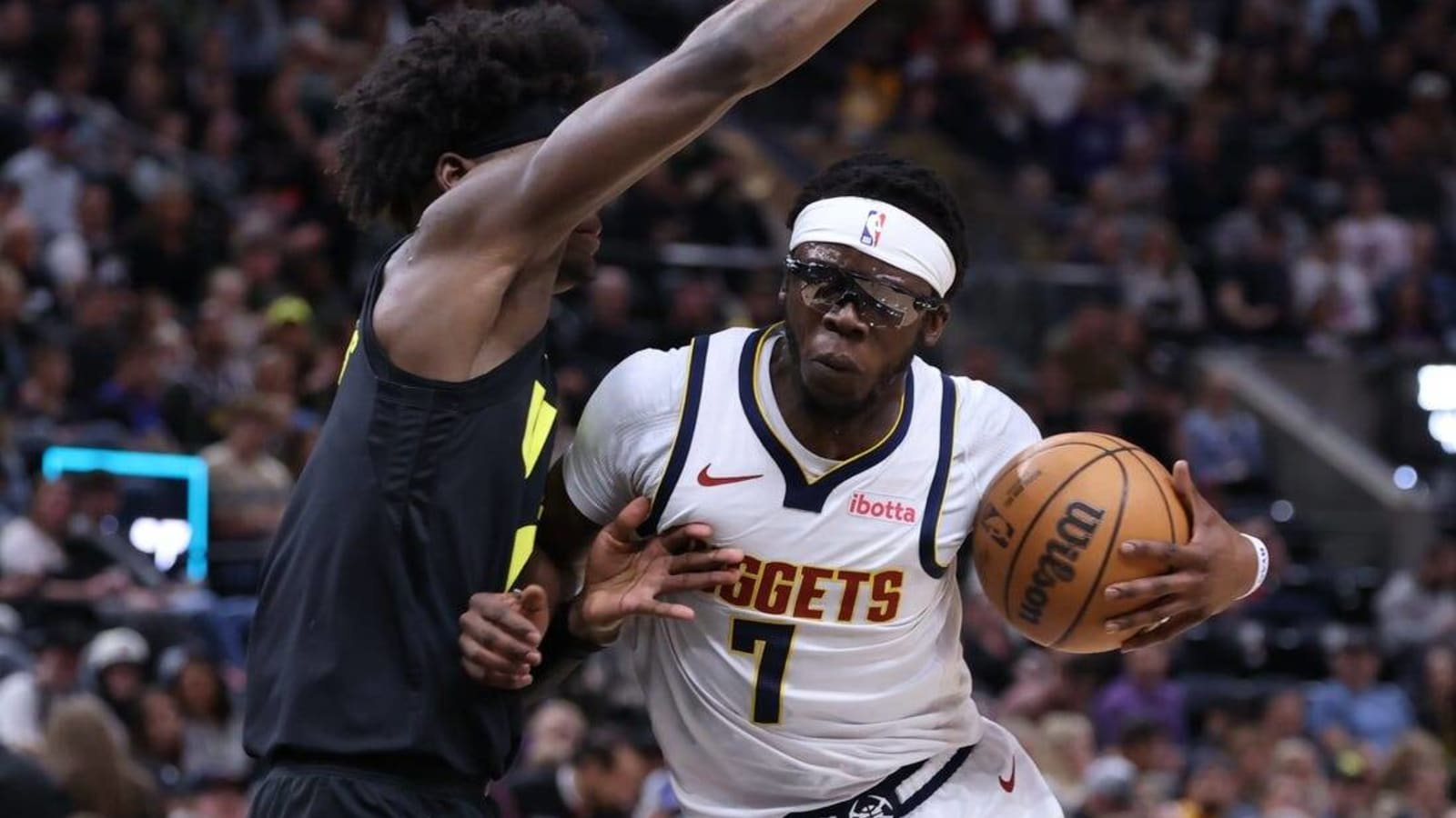 Nuggets thrash Jazz, retain share of West lead