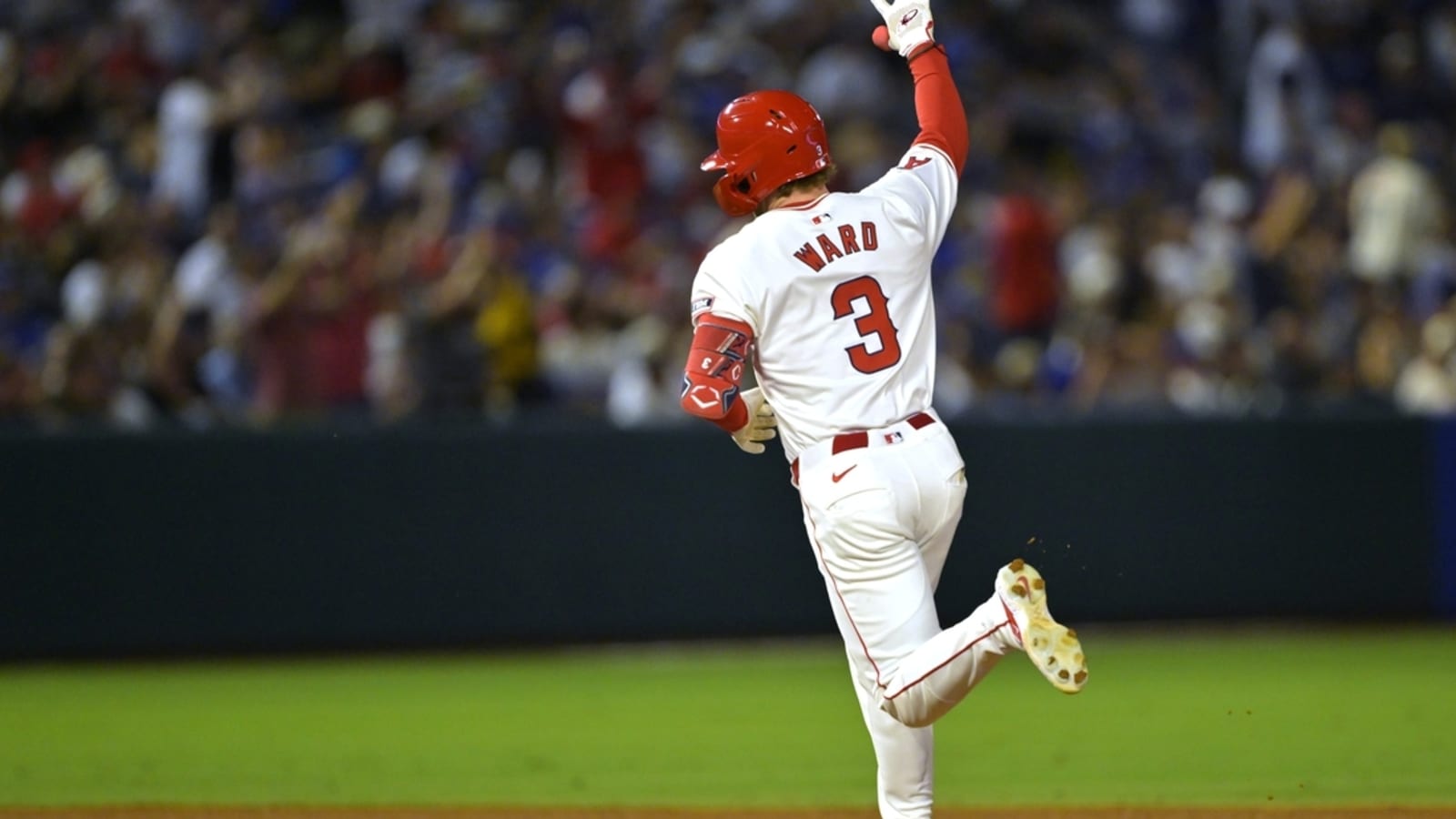 Angels overpower Dodgers to gain series split
