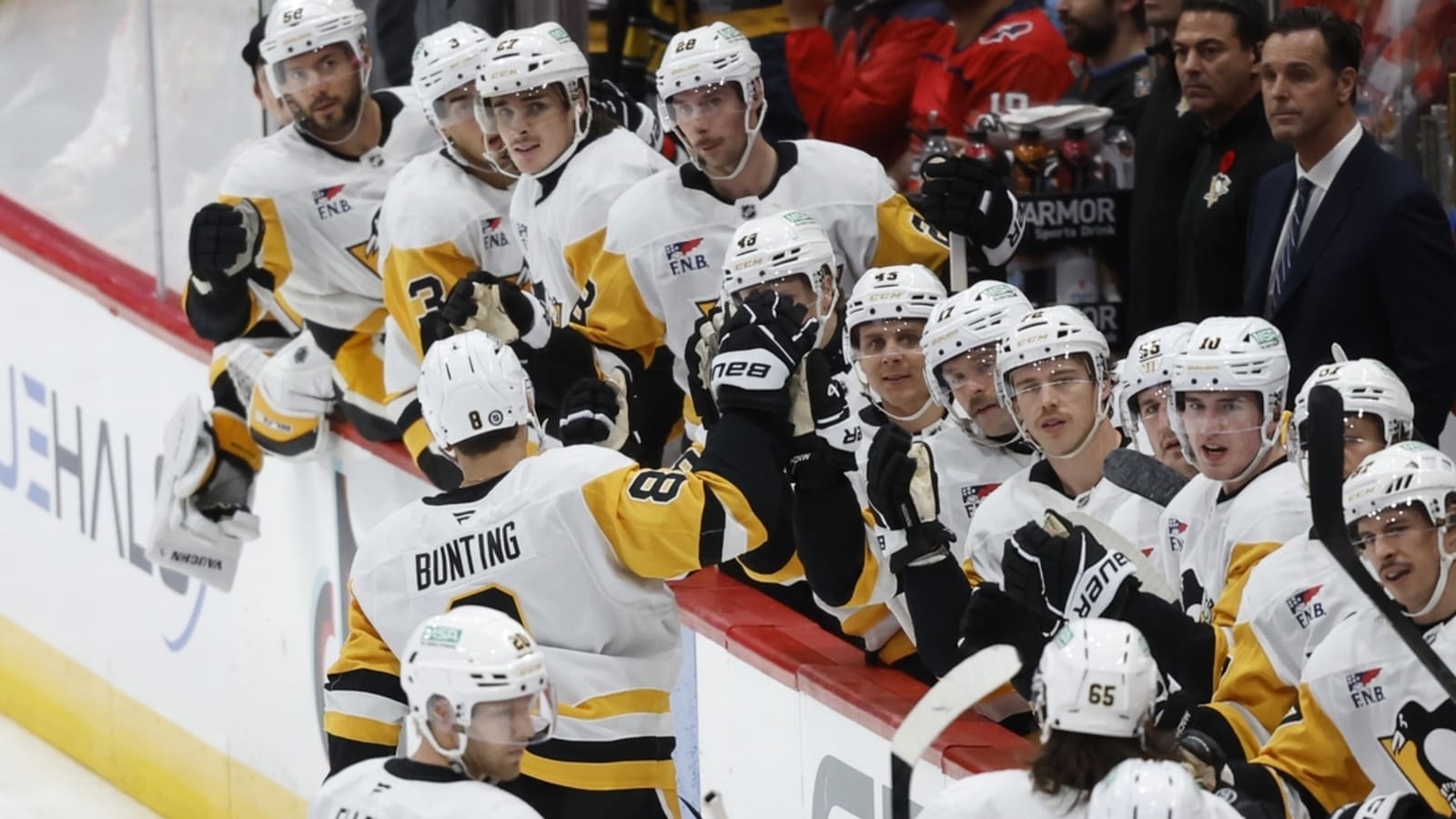 Evgeni Malkin, Penguins end Caps&#39; home win streak