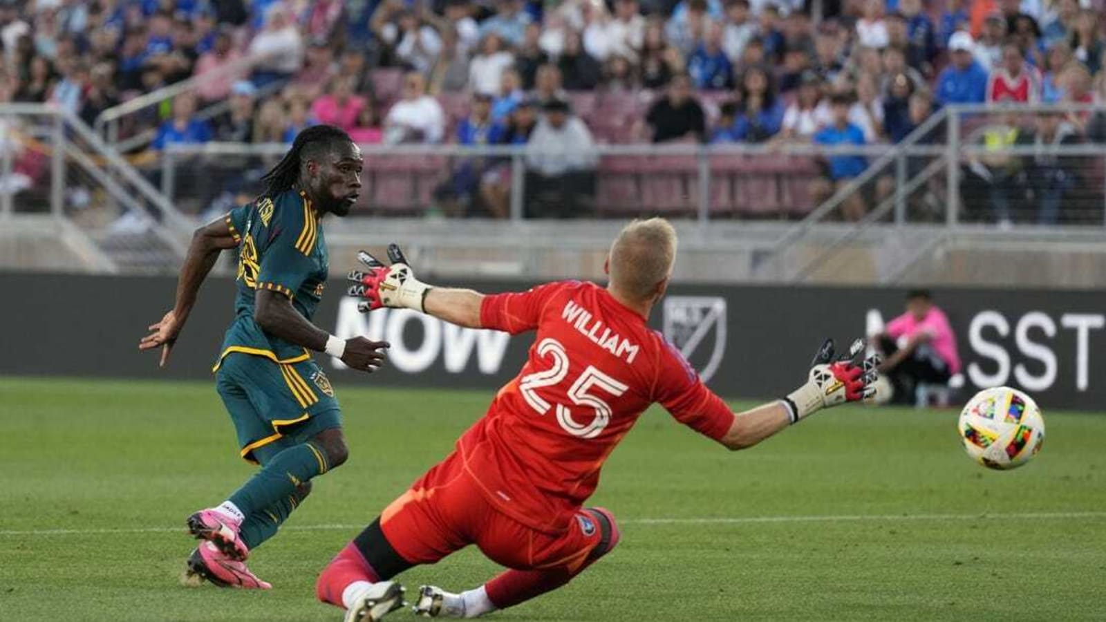 Surging Galaxy continue dominance over hapless Earthquakes