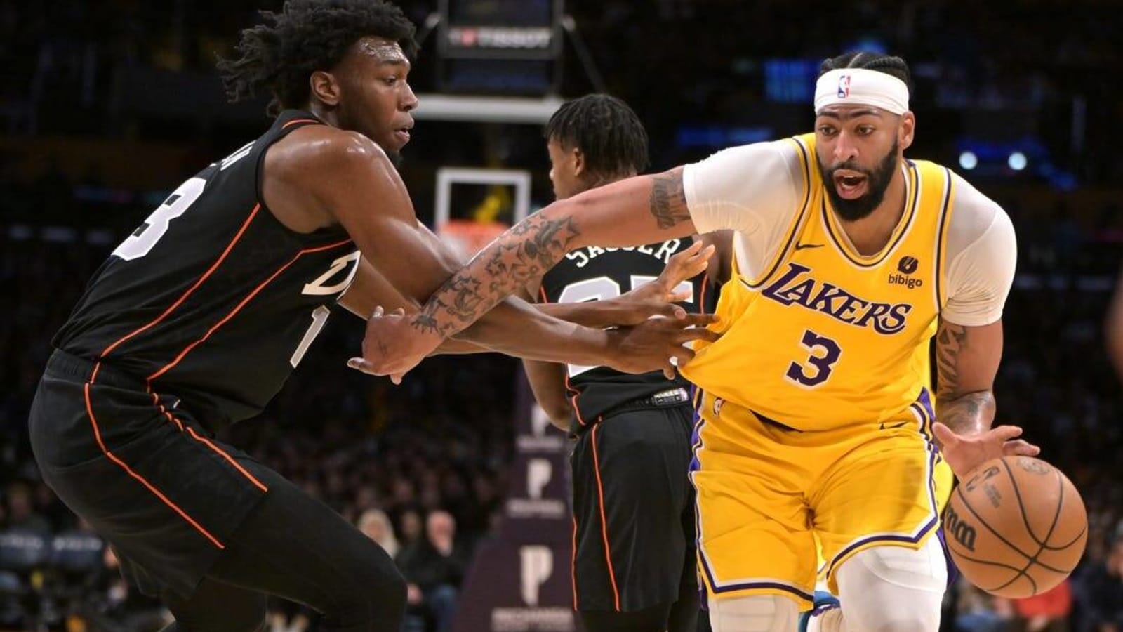 Lakers roll past Pistons to stay hot