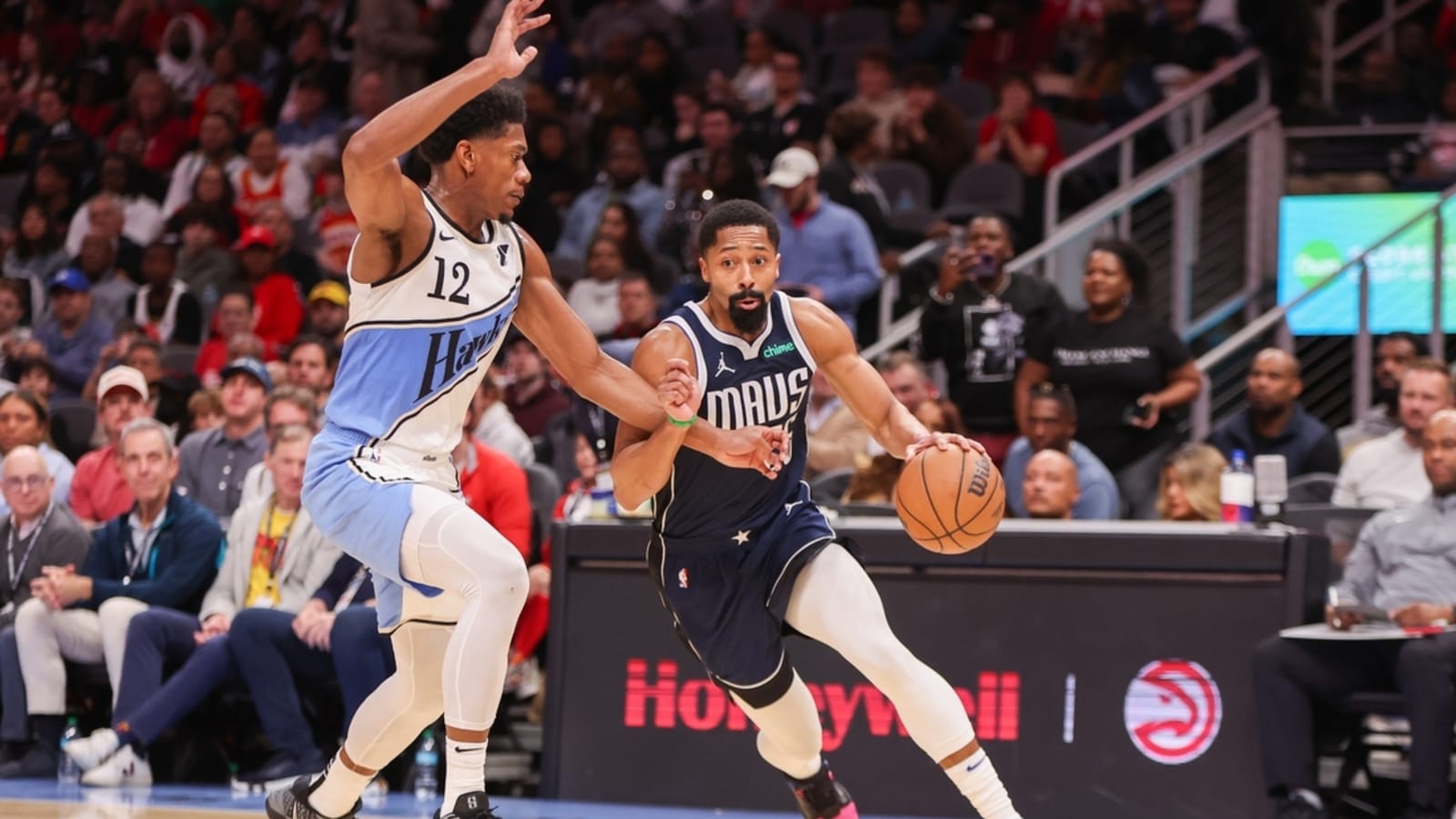Closing surge from Kyrie Irving, Mavericks topples Hawks
