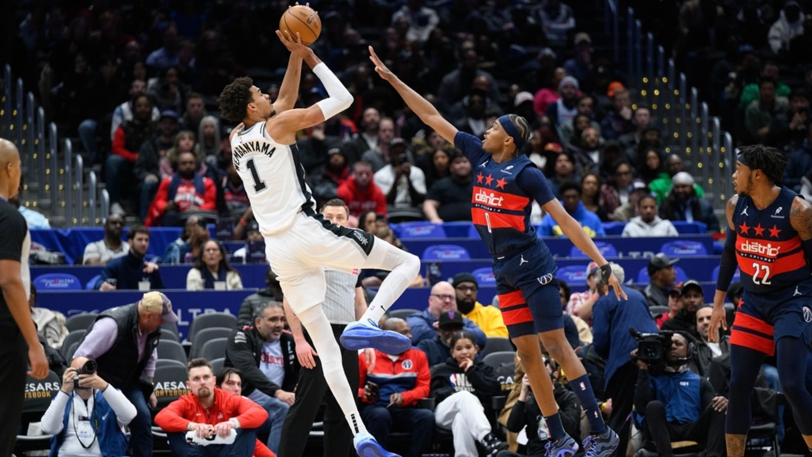 Spurs use star power to take down Wizards