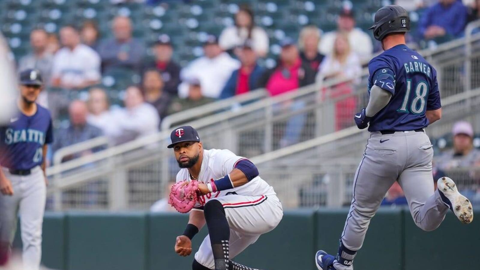 Mariners score 4 in 9th to take down Twins