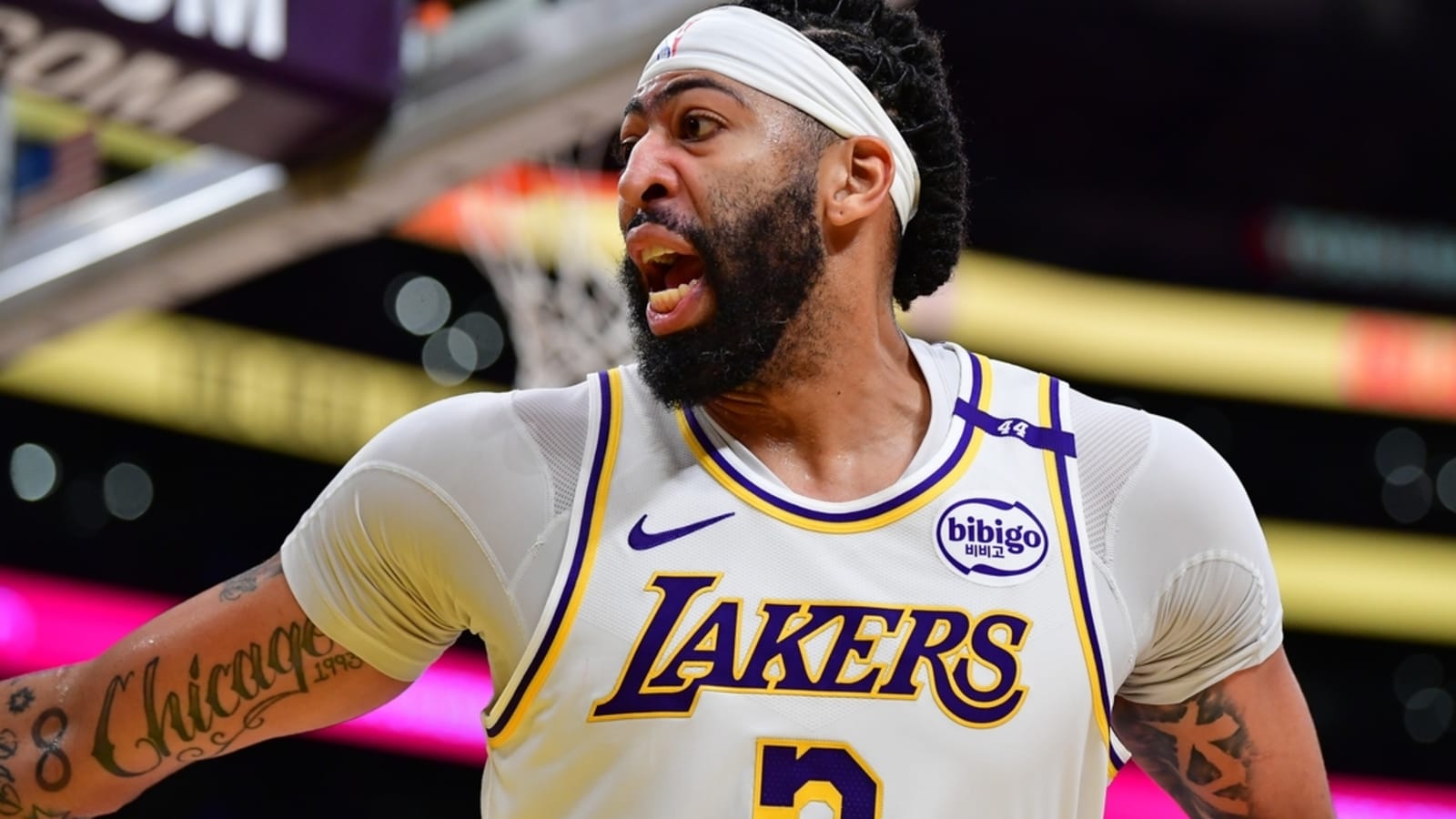 Lakers, in first game after trade, face streaking Cavs