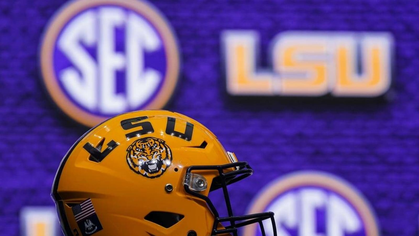 No. 1 WR Dakorien Moore decommits from LSU