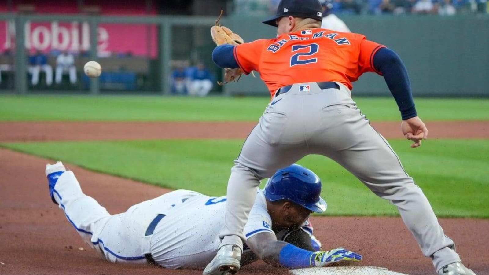 Royals nip Astros in 10 for fifth straight win