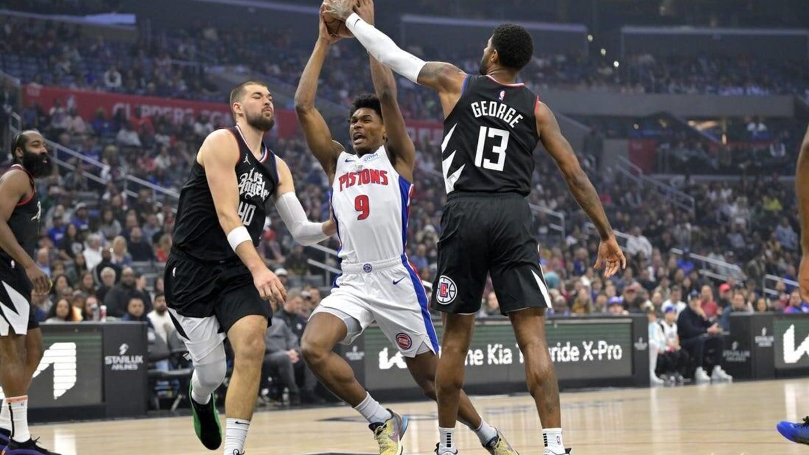 Fourth-quarter rally vaults Clippers over Pistons