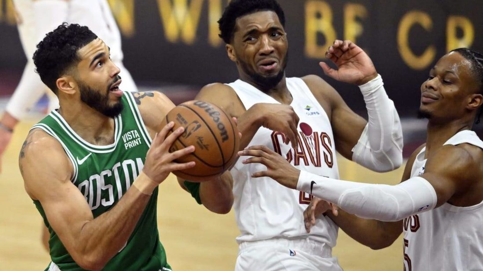 Jayson Tatum scores 33 as Celtics take 2-1 lead on Cavs