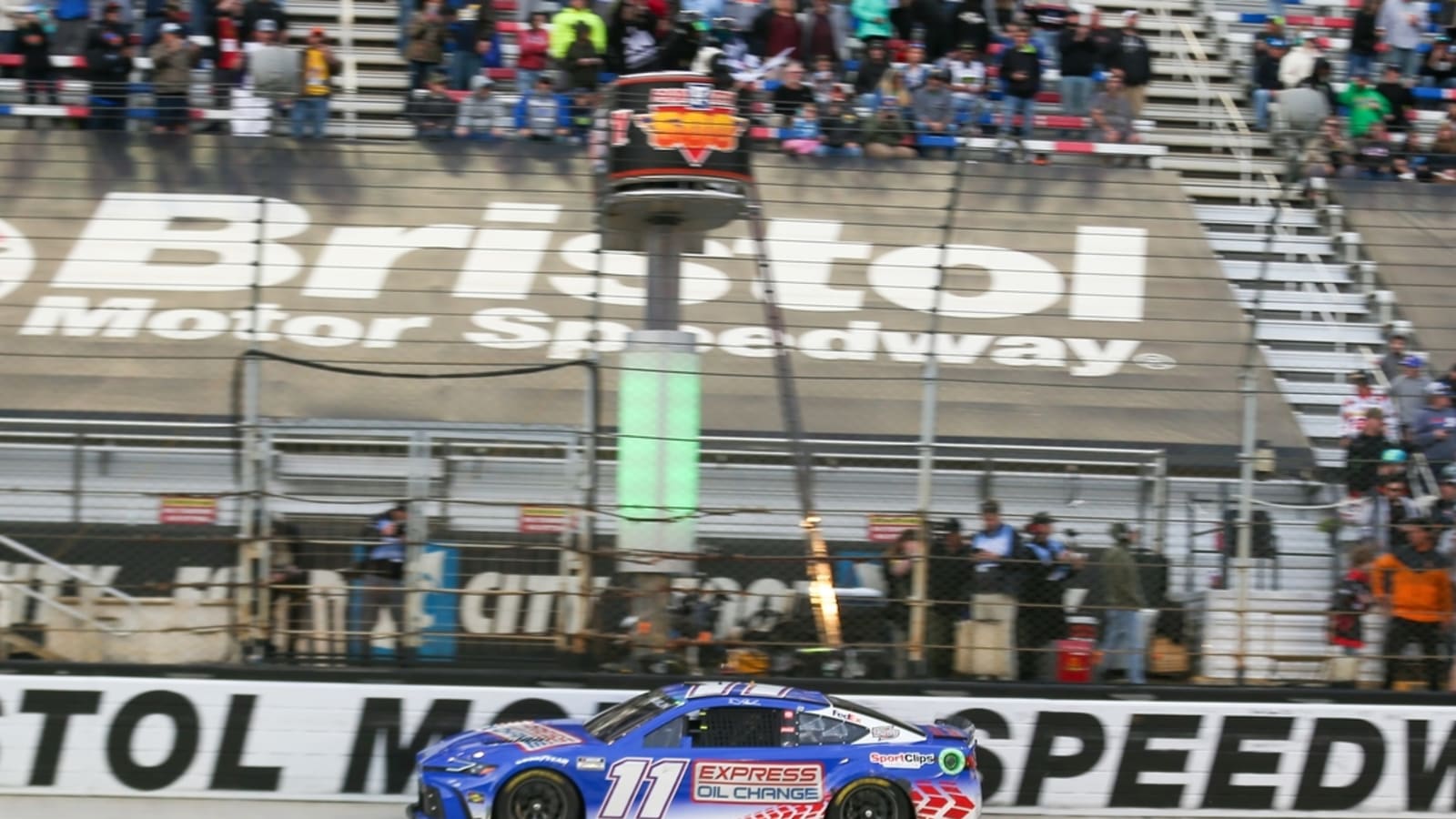 Denny Hamlin brings momentum into Bristol bullring