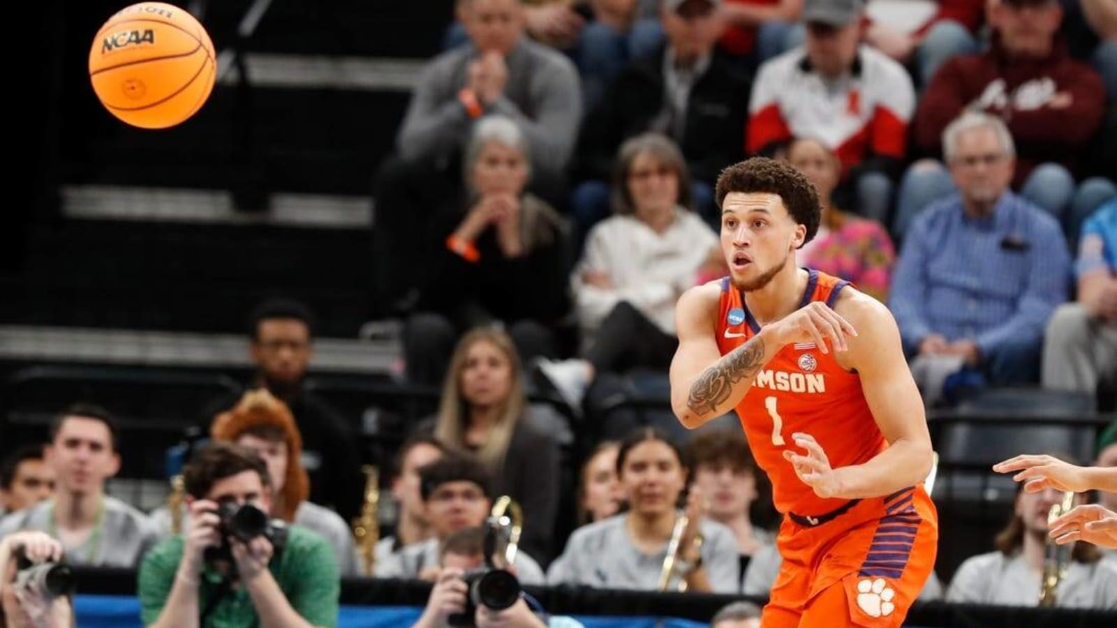 No. 6 Clemson holds off late charge by 3rd-seeded Baylor