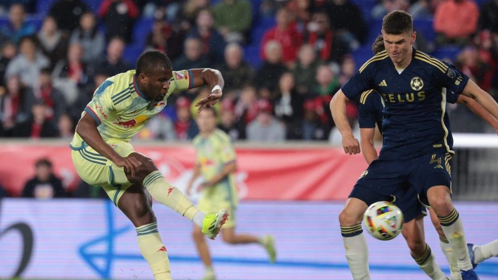 Red Bulls survive red card, draw with Whitecaps